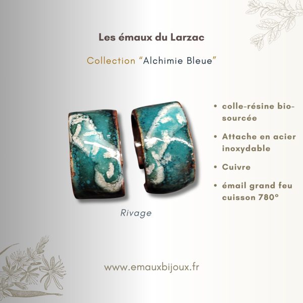 Boucles d'oreilles artisanales en cuivre émaillé bleu turquoise et motifs blancs, technique de vitrification au Chalumeau à 780°C.